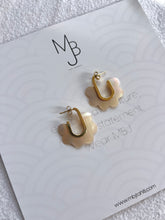 Load image into Gallery viewer, Mahana Flower