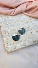 Load image into Gallery viewer, The Manihiki Black Mother of Pearl