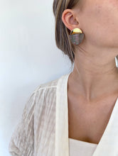 Load image into Gallery viewer, The Manihiki Black Mother of Pearl