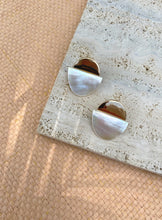 Load image into Gallery viewer, The Manihiki Black Mother of Pearl