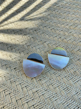 Load image into Gallery viewer, The Manihiki Black Mother of Pearl