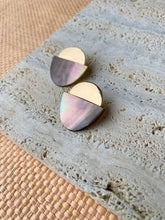 Load image into Gallery viewer, The Manihiki Black Mother of Pearl