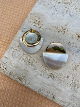 Load image into Gallery viewer, The Manihiki Black Mother of Pearl